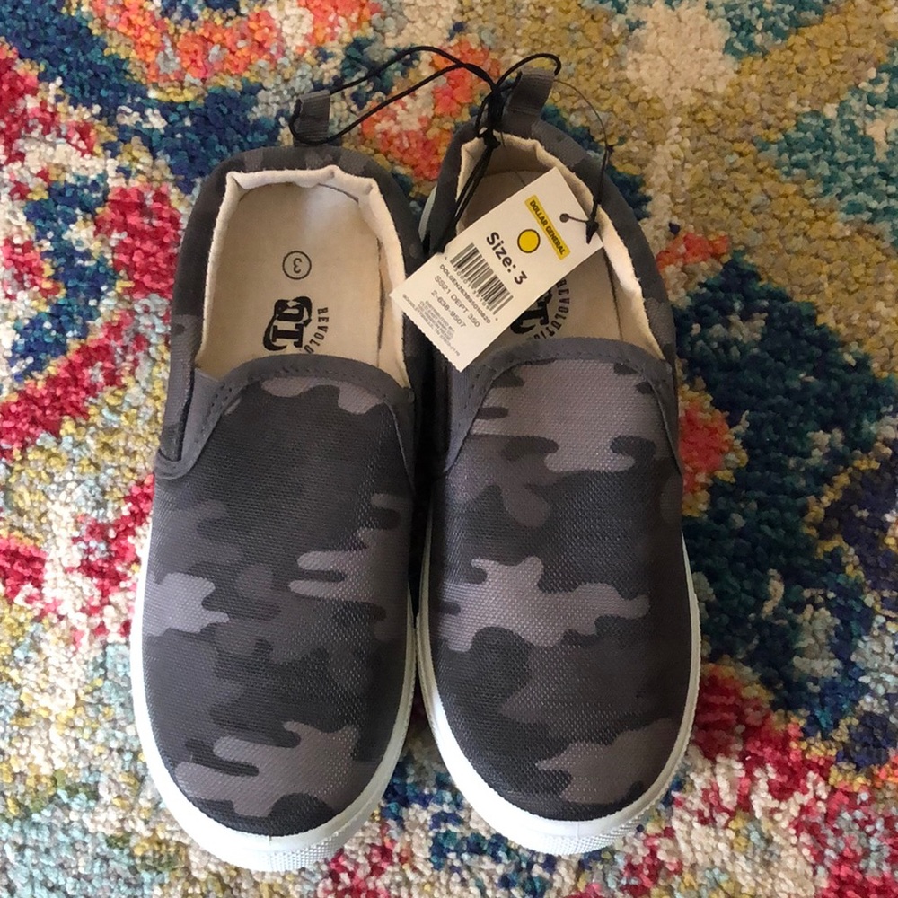 🧜🏼‍♀️3 for $15 item!🧜🏼‍♀️ gray camouflage slip ons